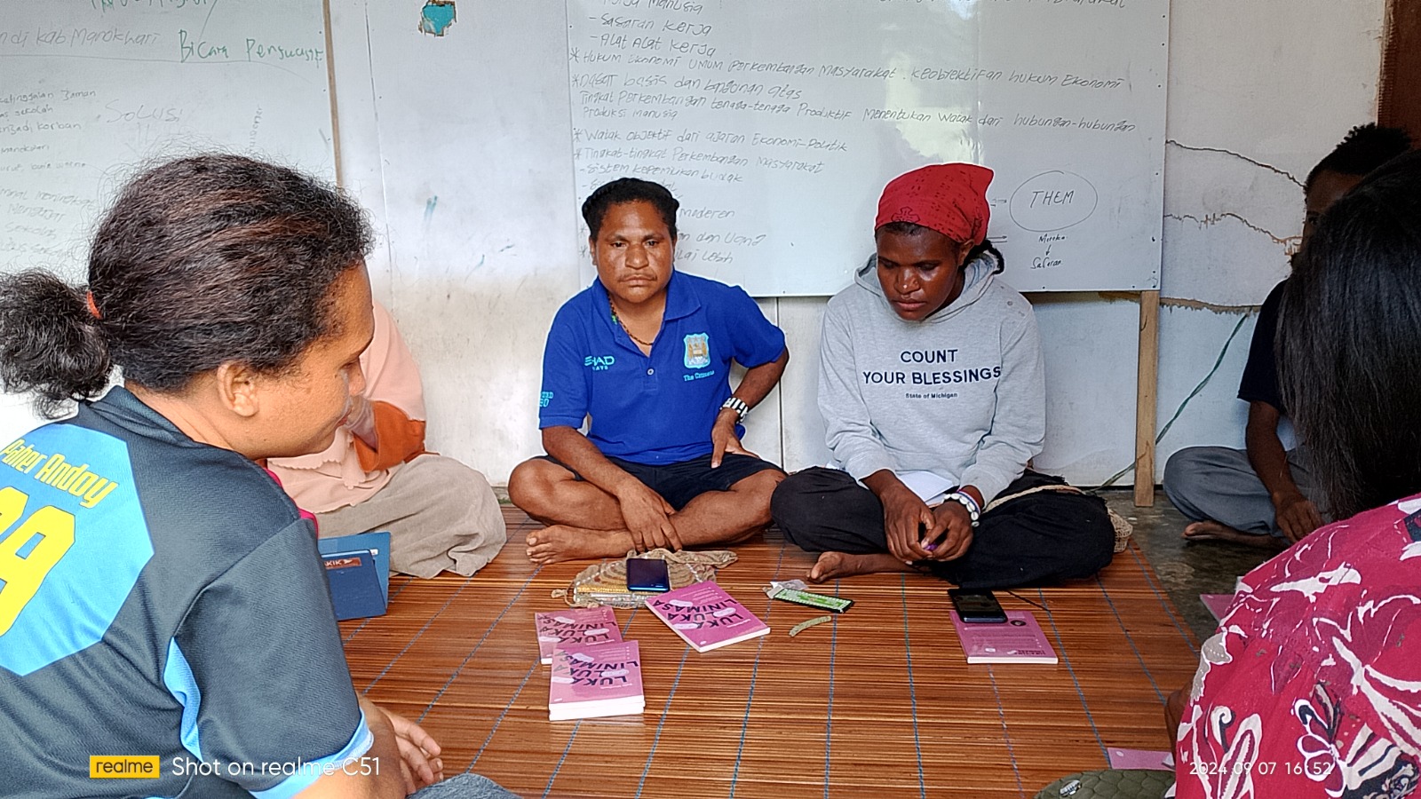 Kegiatan Risna Hasanudin bersama para perempuan di Manokwari| Foto: (dokumentasi Risna Hasanudin)