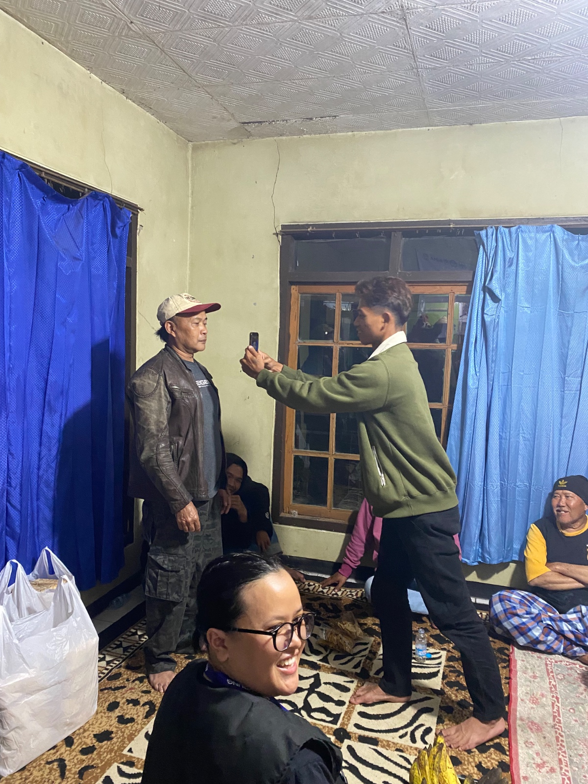 Praktik pembuatan konten video oleh para pemuda kampung Cikareumbi