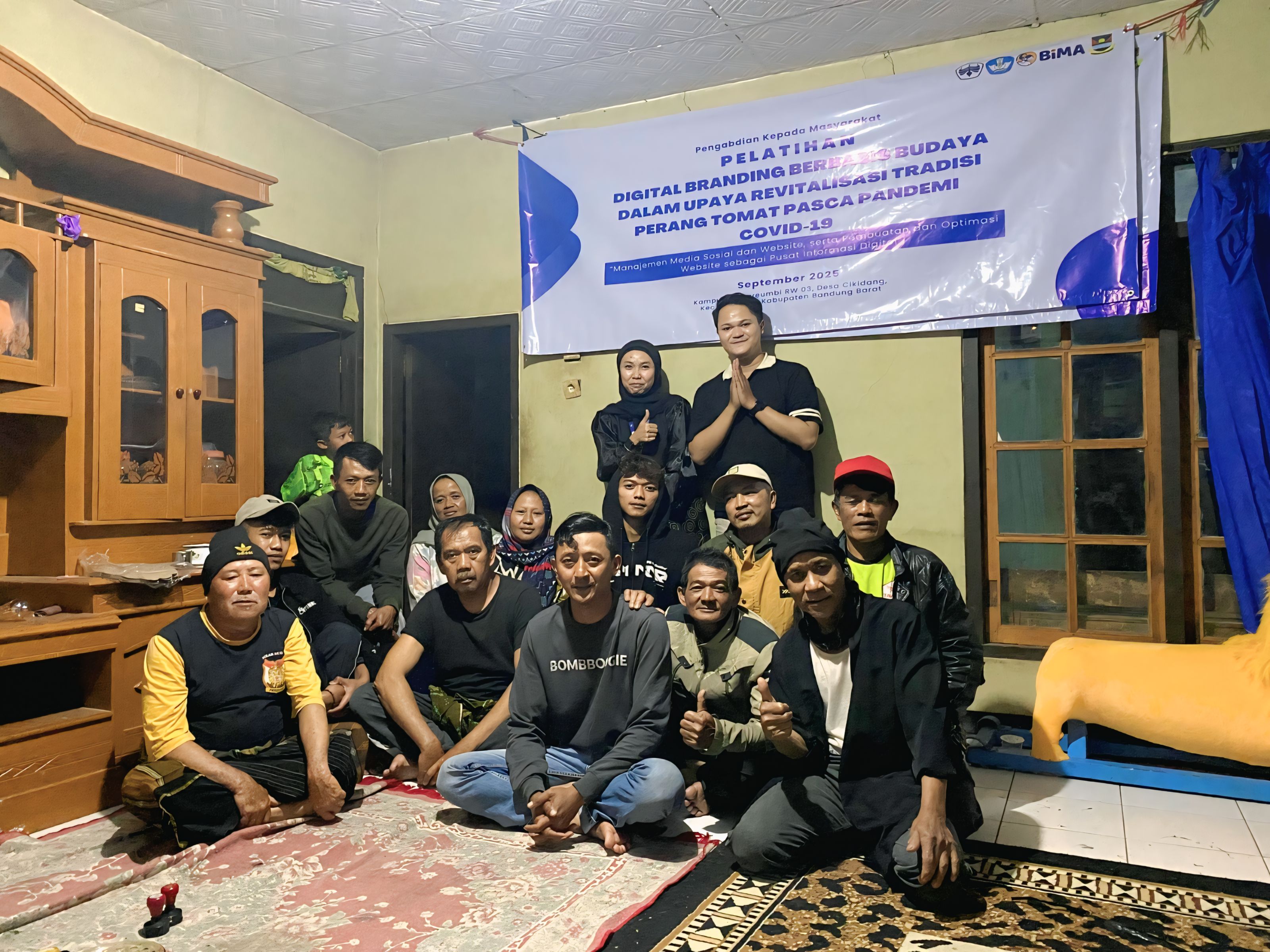 Tim PKM ISBI Bandung berfoto bersama warga Cikareumbi usai pelatihan literasi digital. Kegiatan ini jadi langkah awal menghidupkan kembali Festival Perang Tomat.