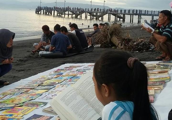 Kegiatan Literasi di Pantai inisiasi Safprada