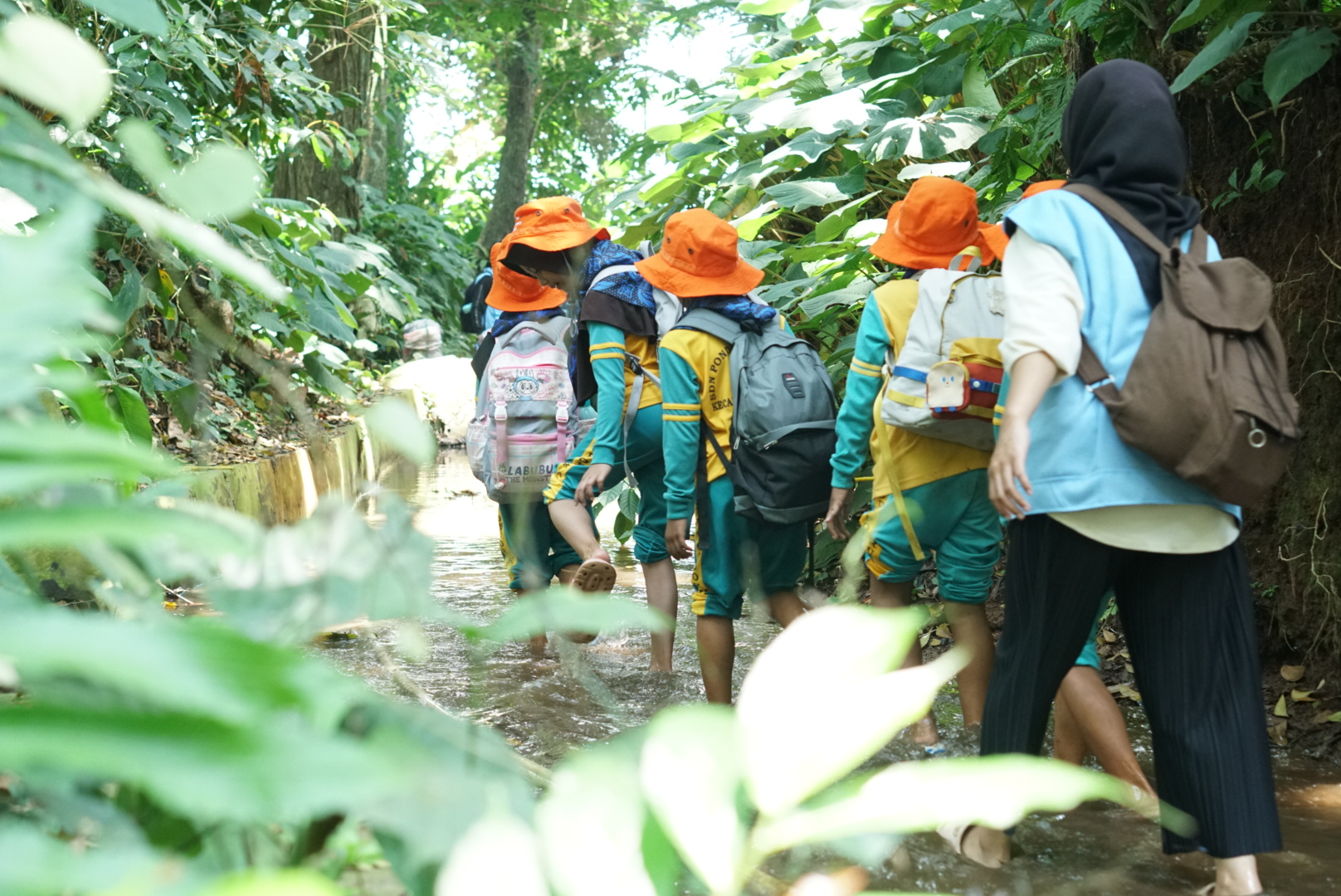 Peserta menelusuri sungai menuju titik selanjutnya dalam Telusur Jejak Cibanten. Foto: Gianluigi Fahrezi
