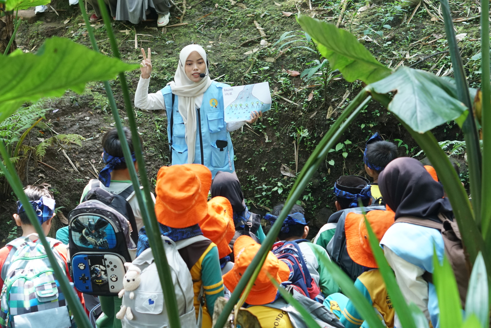 Peserta telusur jejak Sungai Cibanten mendengarkan paparan asal-usul Sungai Cibanten. Foto: Gianluigi Fahrezi