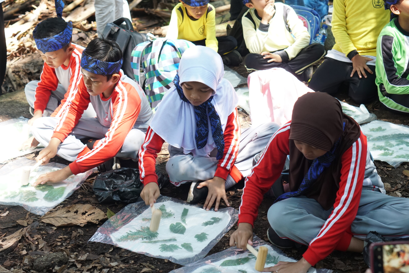 Siswa membuat batik ecoprint dalam rangkaian Telusur Jejak Cibanten. Foto: Gianluigi Fahrezi