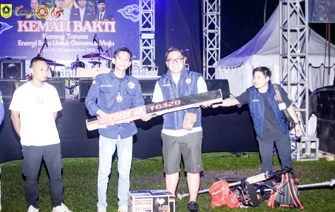 Ketua Karang Taruna Desa Ciburayut pada saat mewakili penyerahan hadiah | Dok. Katar Kabupaten Bogor / Belgi Alhuda