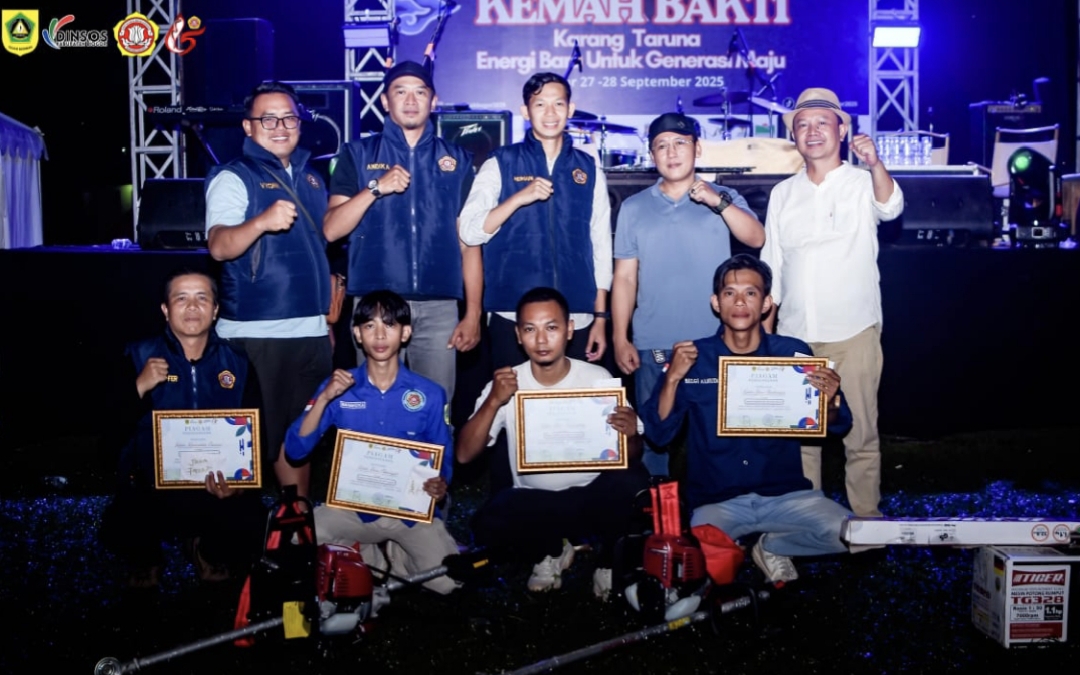 Foto Bersama Ketua Katar Kabupaten Bogor dan dokumentasi penerima piagam/hadiah dari juara 1,2 dan 3 serta Karang Taruna kecamatan terbaik | Dok. Karang Taruna Kabupaten Bogor / Belgi Alhuda