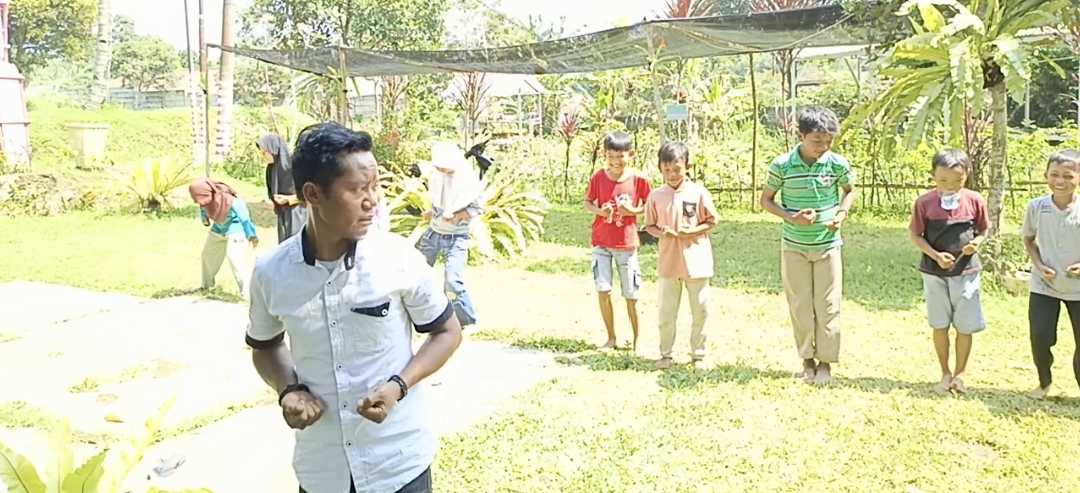 Mulyadi (Depan) tampak memimpin anak-anak di barisan belakang untuk mengikuti latihan penca Silat | sumber foto: Dok. Pribadi Belgi Alhuda