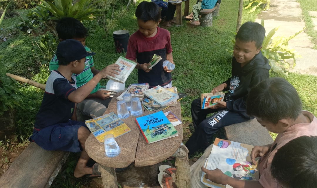 Anak-anak Desa Ciburayut tampak asik memilih buku bacaan | sumber foto: Dok. Pribadi Belgi Alhuda