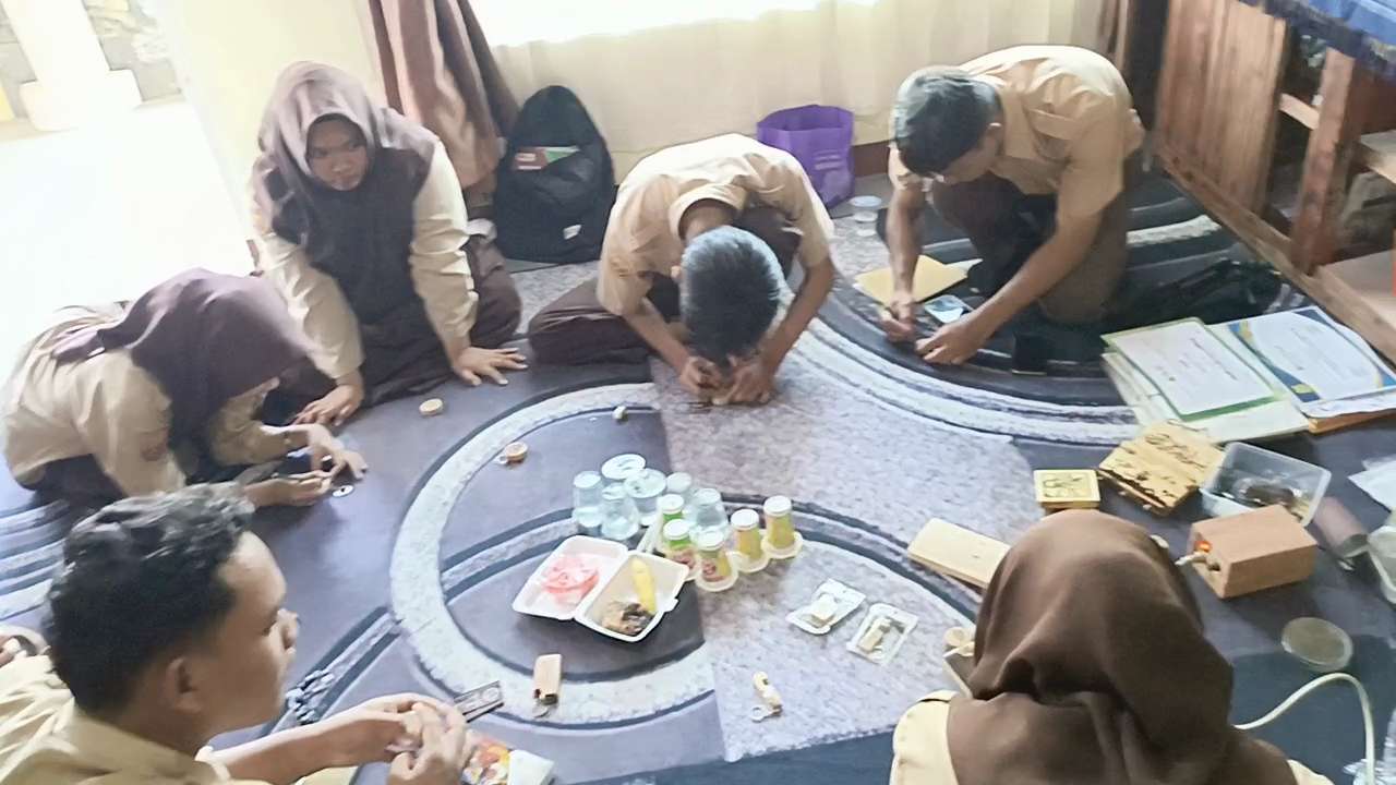 Para siswa-siswi pada saat membuat kerajinan tangan gantungan kunci | sumber foto: Belgi Alhuda