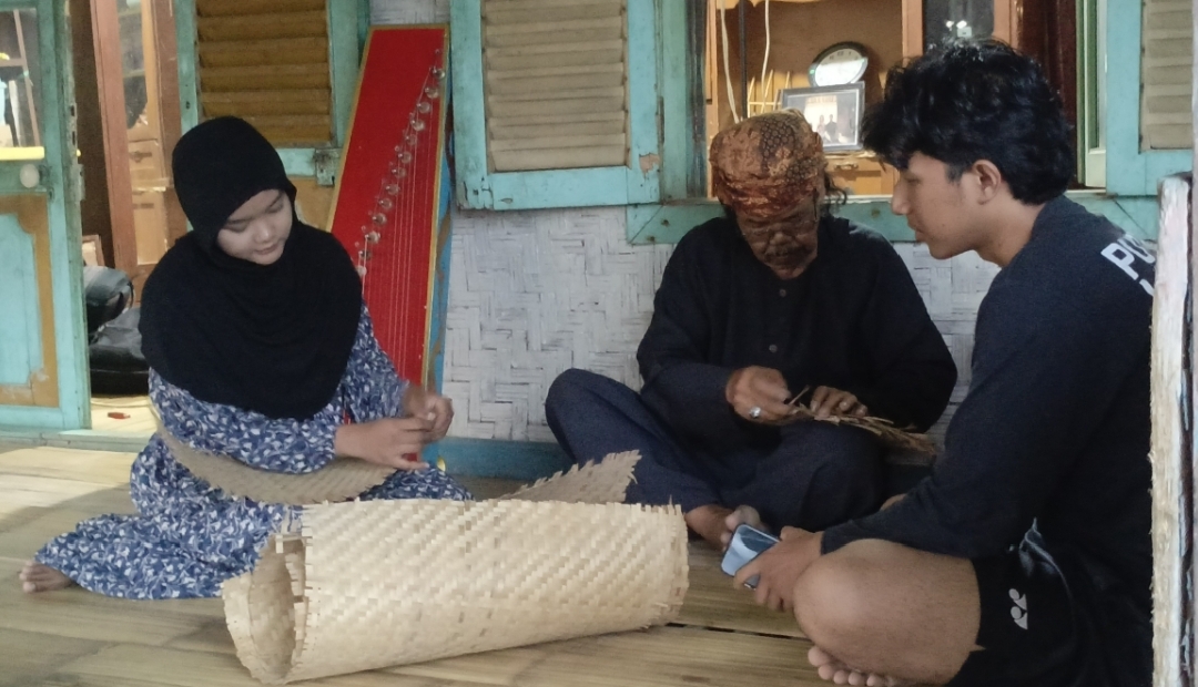 Aca (kiri) dalam salah satu adegan film Cigombong: Mulih Ka Jati, Mulang Ka Asal | sumber: Dok. Pribadi Belgi Alhuda