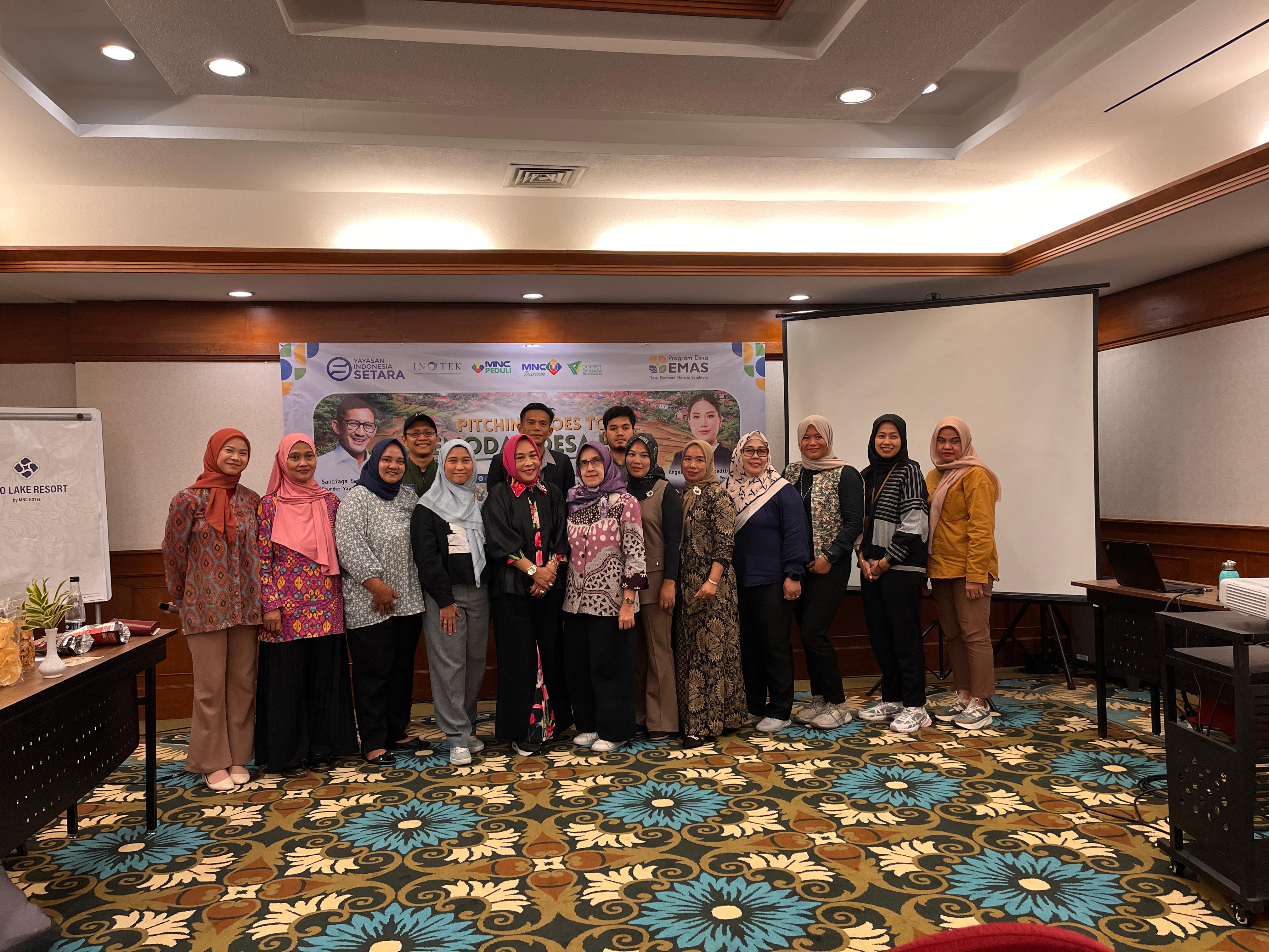 Belgi Alhuda bersama para UMKM dan penyelenggara | sumber: Dok. Pribadi Belgi Alhuda