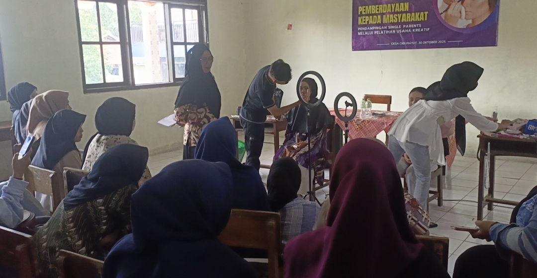 Praktik make-up kepada peserta | sumber: Dok. Pribadi Belgi Alhuda