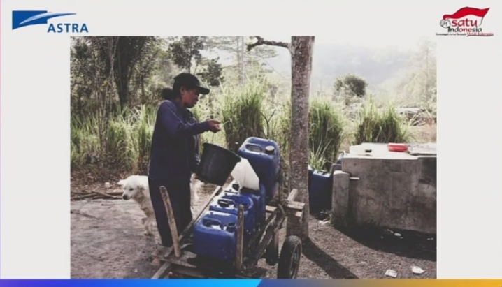 Ibu-ibu pembawa jerigen yang membawa inspirasi | Foto: Dokumentasi Pribadi