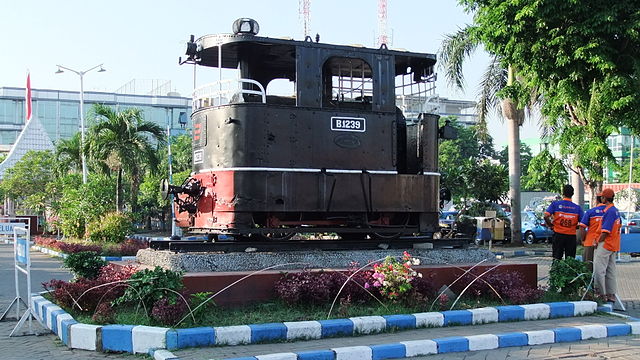 Trem B 1239 yang ada di depan Stasiun Pasar Turi | Wikimedia Commons