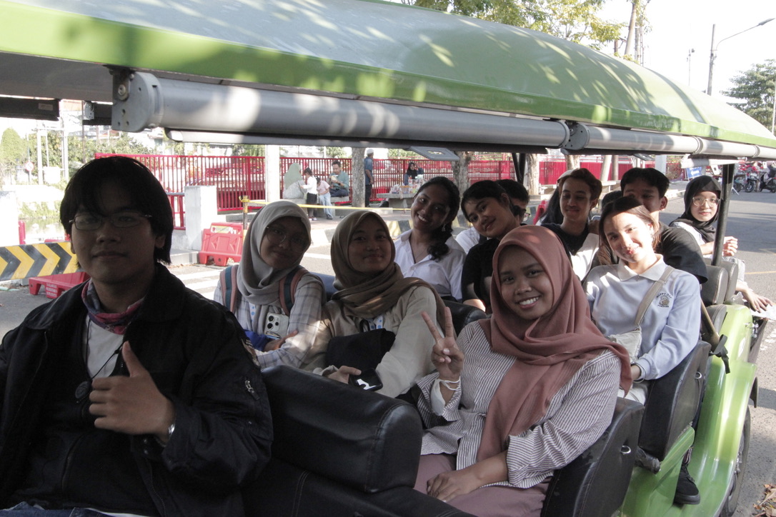 Para EPs dan anggota AIESEC in Surabaya sedang menaiki odong-odong wisata