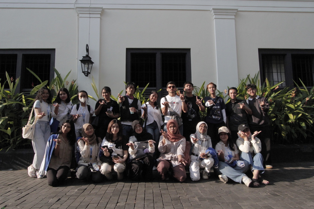 Para EPs dan anggota AIESEC in Surabaya berfoto di Kota Tua Surabaya
