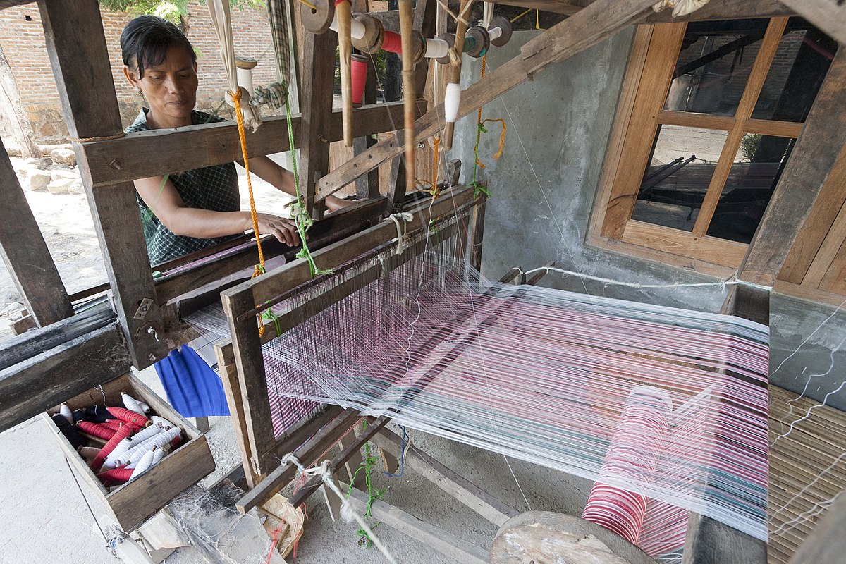 Alat tenun bukan mesin (ATBM).