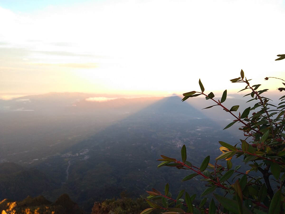Potret Bayangan Gunung Geureudong di Pagi Hari Salah Satu Gunung Tertinggi Pulau Sumatra | Sumber: Wikimedia Commons @Muklana mustaqim pulungan 