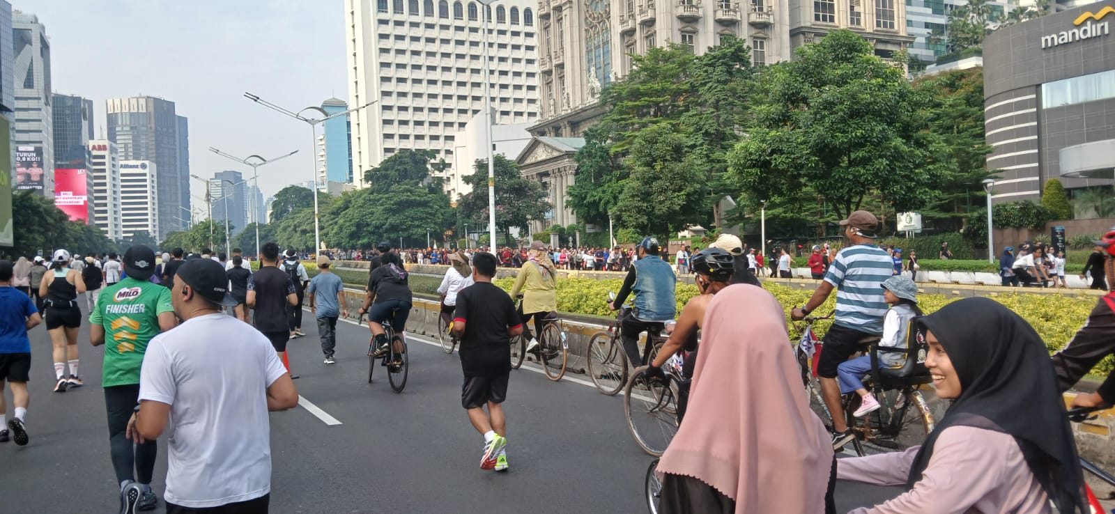 Bersepeda bersama, salah satu jenis kegiatan di HBKB Jakarta
