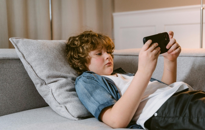 Ilustrasi anak bermain smartphone | picture by Tima Miroshnichenko on unplash
