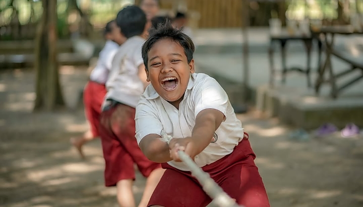 Potret keseruan bermain tarik tambang di Kampung Lali Gadget | Instagram Kampung Lali Gadget