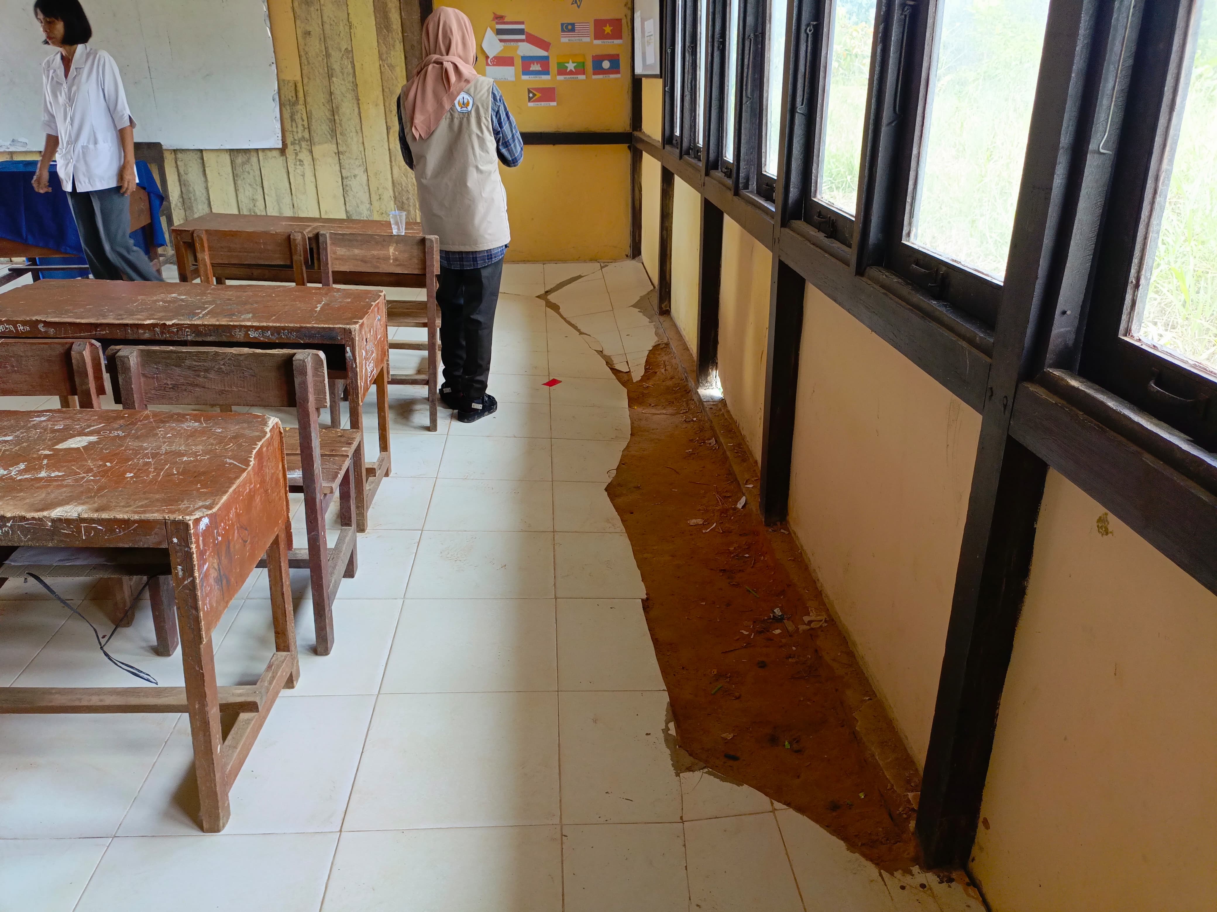 Tim Ekspedisi Patriot dan Kepala Sekola SDN 02 Jasa meninjau ruang kelas yang diisi barang dari perpustakaan | Dokumentasi Pribadi