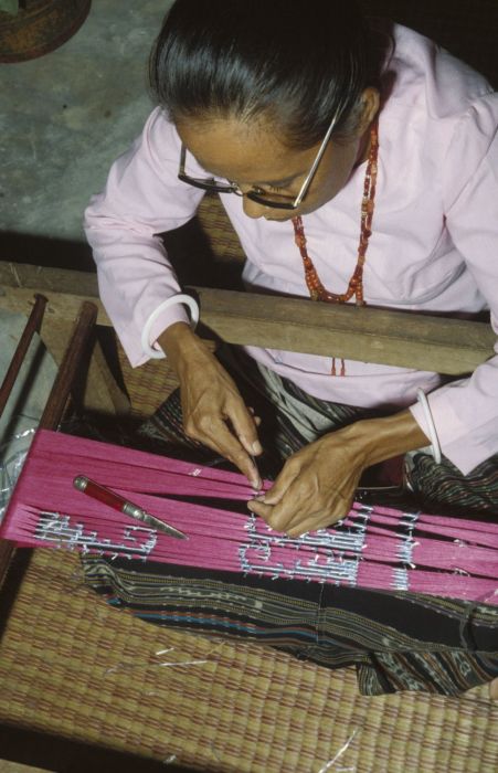 Pembuatan tenun ikat | Foto: commons.wikimedia.org |Collectie Wereldmuseum