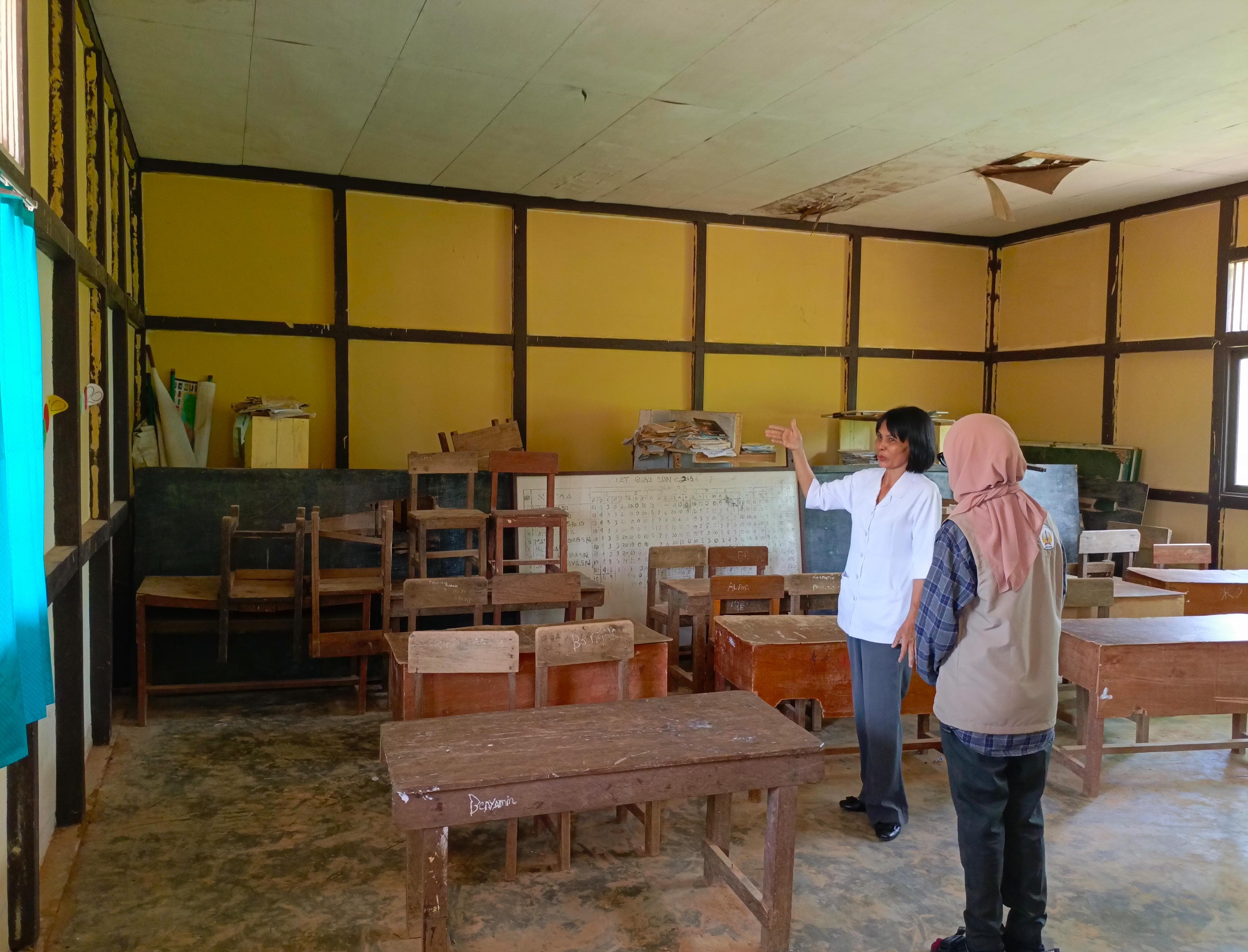 Tim Ekspedisi Patriot dan Kepala Sekola SDN 02 Jasa meninjau ruang kelas yang diisi barang dari perpustakaan | Dokumentasi Pribadi