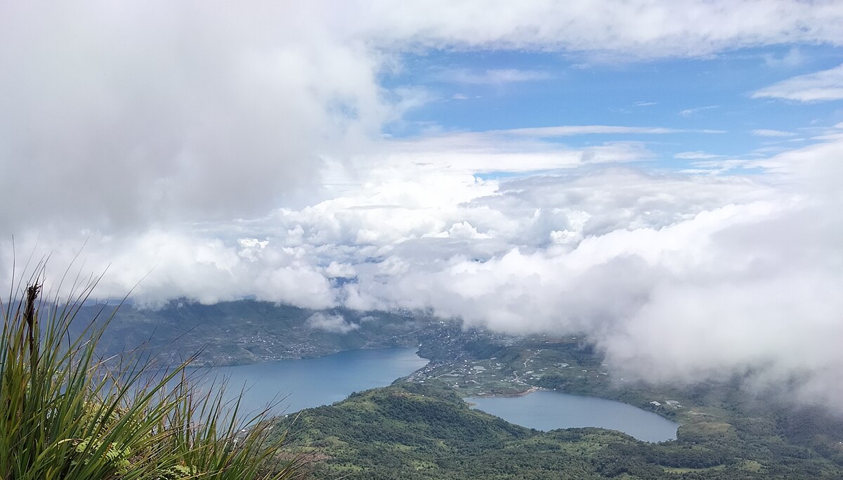 Pemandangan Dua Danau dari Atas Gunung Talang, Salah Satu Gunung Tertinggi di Pulau Sumatra | Sumber: Wikimedia Commons @Rang Djambak