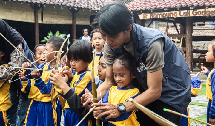 Potret keseruan bermain panahan adik-adik TK DWP Junwangi, Krian Sidoarjo dipandu Kakak relawan Kampung Lali Gadget | Instagram Kampung Lali Gadget