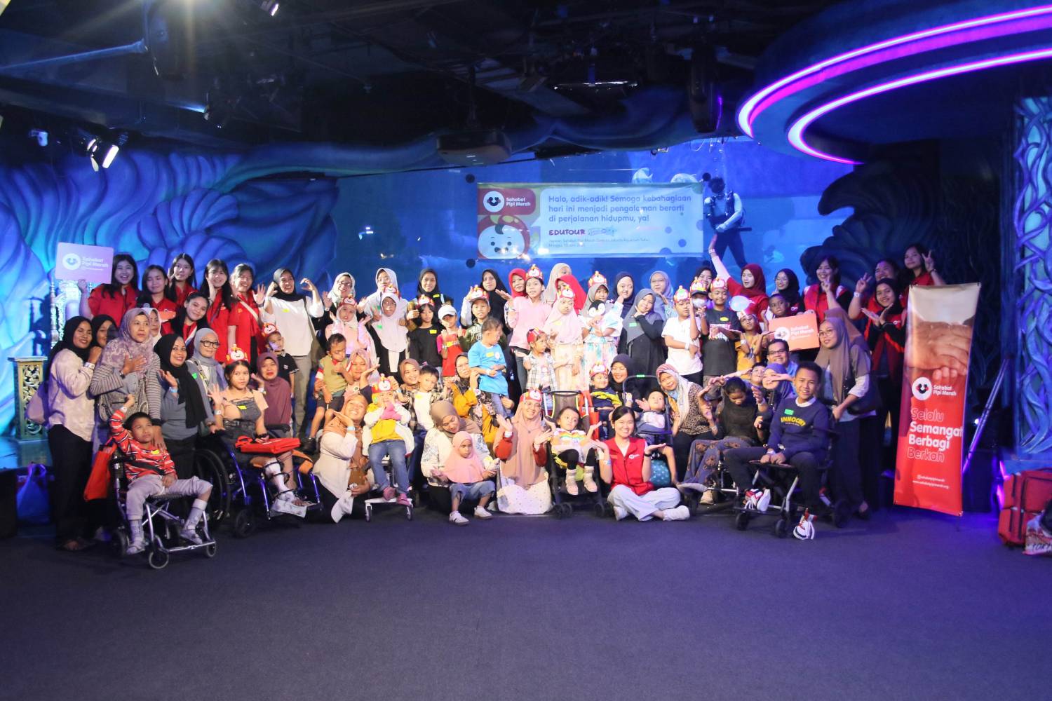 YSPM bersama anak-anak pejuang di EduTour-Jakarta Aquarium | Foto: Dokumentasi YSPM