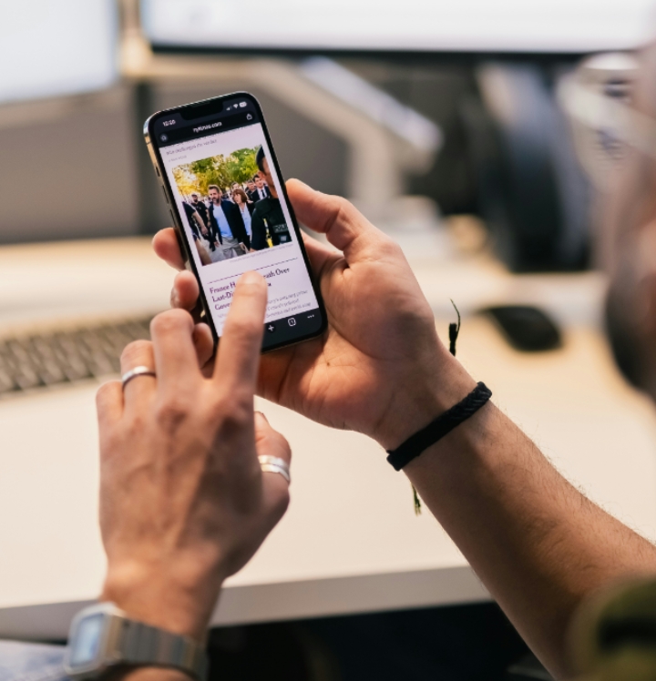 Ilustrasi seseorang membaca berita di media online | picture by Julio Lopez on unplash