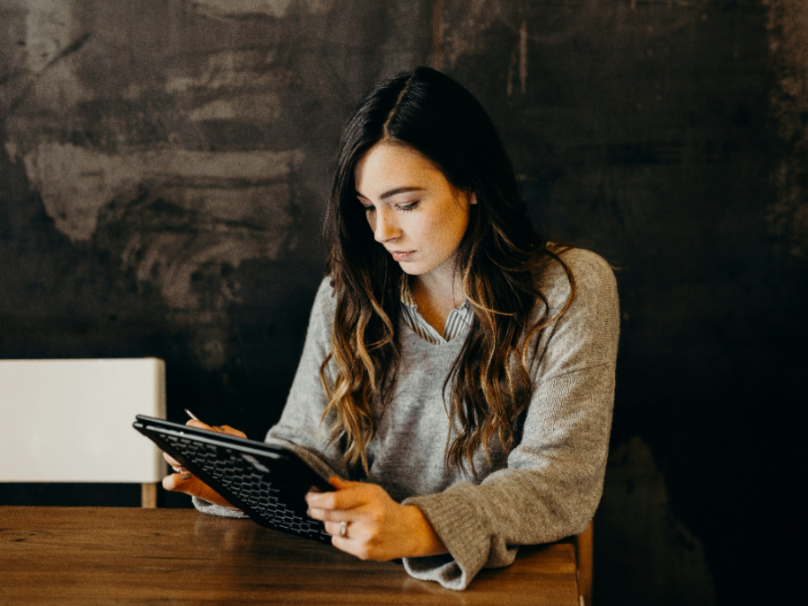 Perhatian introvert tercurah penuh saat mengerjakan tugasnya. (Sumber: Unsplash/Brooke Cagle)