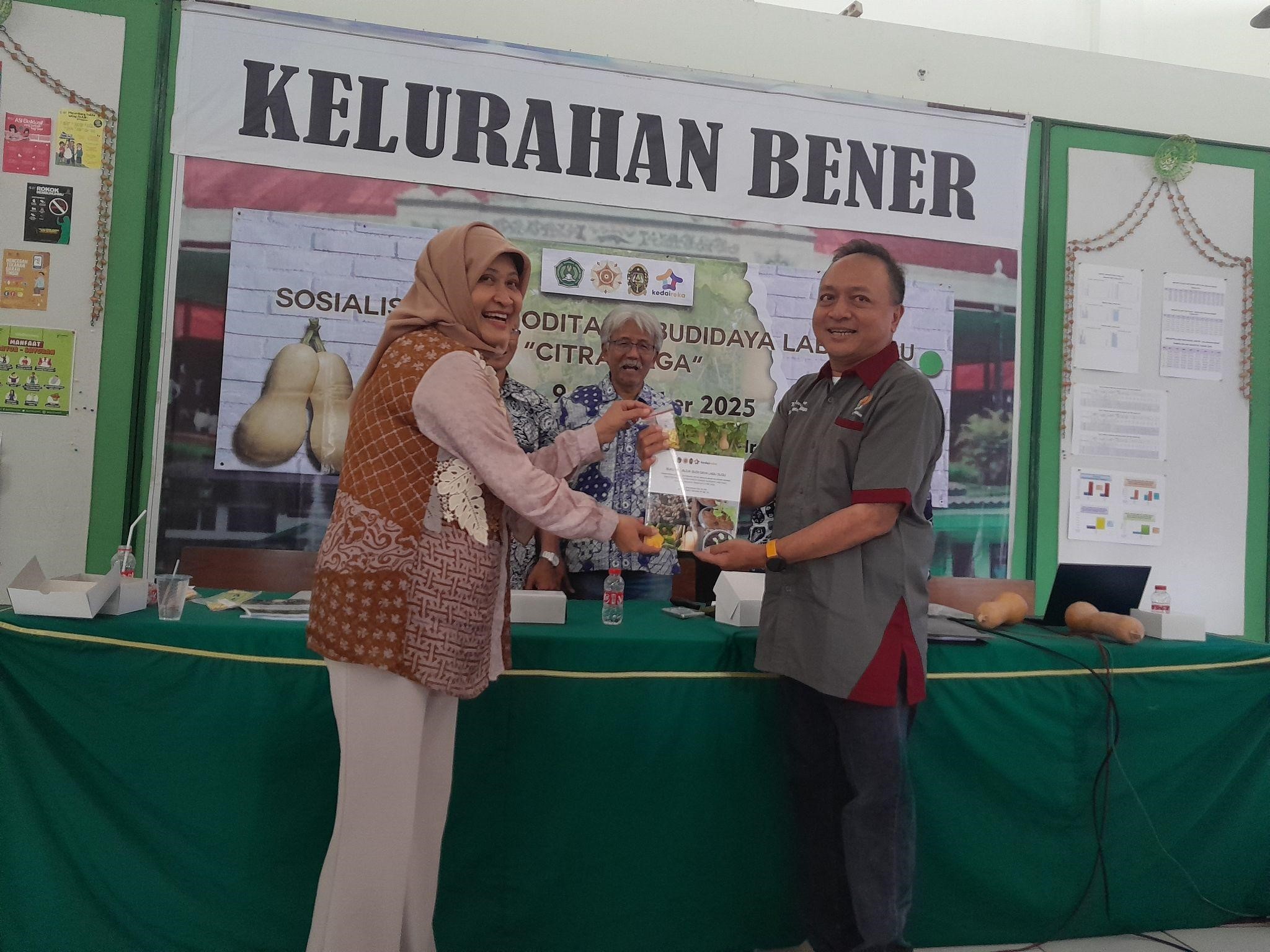 Dokumentasi Pribadi | Penyerahan Secara Simbolis Modul Budidaya Labu Susu