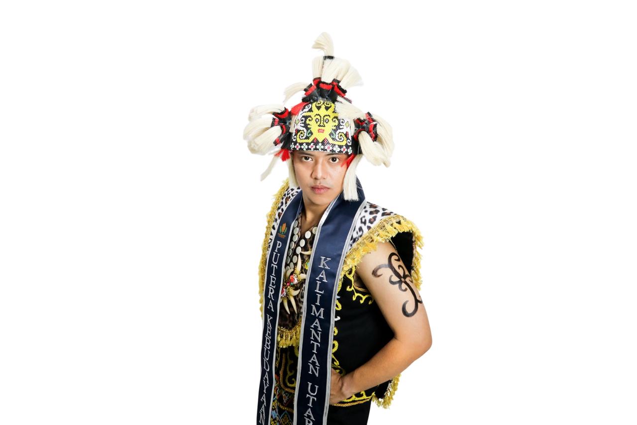 Di balik gemerlap panggung kebudayaan nasional, terselip kisah seorang pemuda dari ujung utara Kalimantan yang menari bersama tekad dan cita-citanya. Ricky (27), pemuda asal Kabupaten Nunukan, Kalimantan Utara, kini menjadi salah satu finalis Putera Puteri Kebudayaan Indonesia 2025, mewakili provinsinya dengan kebanggaan dan semangat yang tak pernah padam. Saat ini, Ricky berdomisili di Jakarta Pusat dan aktif sebagai konten kreator kebudayaan dan gaya hidup di media sosialnya @richhubb. Ia kerap membagikan unggahan tentang tarian tradisional kontemporer, outfit batik, hingga kisah perjalanan yang berbalut nilai budaya. Namun di balik setiap unggahan, tersimpan perjalanan panjang seorang anak daerah yang menjadikan kebudayaan sebagai jalan hidupnya. Dari Nunukan ke Jakarta: Langkah yang Dimulai dari Sebuah Panggung Lahir dari keluarga sederhana di Nunukan, Ricky tumbuh dengan mimpi yang besar. Ketertarikannya pada dunia seni budaya muncul sejak duduk di bangku sekolah dasar. Ia masih mengingat betul momen yang menjadi titik balik hidupnya: saat menonton festival tari se-Kalimantan di daerahnya. “Melihat banyak penari dan sanggar keren waktu itu bikin saya kagum. Saya ingin seperti mereka — bisa tampil, bisa dikenal, bisa berkembang,” kenangnya. Dari keinginan itu, ia mulai ikut latihan tari massal di bawah bimbingan pelatih dari sanggar yang sudah mendunia. Dari panggung kecil di Nunukan, Ricky perlahan menapaki jalannya sendiri hingga bisa menari di berbagai ajang besar, termasuk Festival dan Lomba Seni Siswa Nasional (FLS2N) dan Jambore Nasional Pramuka di Pulau Sebatik — momen yang dulu hanya bisa ia impikan. “Dulu saya tidak pernah bisa ke Sebatik karena keterbatasan ekonomi. Tapi akhirnya, lewat tari, saya bisa ke sana untuk tampil. Itu pengalaman yang sangat berkesan dan membuat saya bersyukur,” ujarnya. Dari Tari ke Pageant: Tantangan dan Keberanian Menjadi finalis Putera Puteri Kebudayaan Indonesia bukan hal yang mudah. Ricky mengaku, keputusannya ikut ajang ini berawal dari rasa stagnan dalam hidup dan keinginan untuk menantang diri sendiri. “Saya dulu minder ikut pageant karena merasa tinggi badan saya kurang. Tapi kemudian saya sadar, ajang seperti ini bukan hanya soal fisik. Saya ingin membuktikan bahwa siapa pun, bahkan yang datang dari pedalaman sekalipun, punya kesempatan yang sama kalau mau berusaha,” katanya. Motivasi itu membawanya lolos seleksi dan kini menjadi perwakilan resmi Kalimantan Utara. Baginya, Putera Puteri Kebudayaan bukan sekadar kompetisi, tetapi wadah untuk memperjuangkan nilai-nilai yang ia yakini. “Saya merasa sangat relate dengan ajang ini. Saya gak perlu berpura-pura karena ini dunia saya. Saya juga ingin mematahkan stigma terhadap penari laki-laki — bahwa menari bukan soal gender, tapi tentang cara berekspresi,” tegas Ricky. Berbudaya with Rich: Advokasi dan Kreativitas Di Jakarta, Ricky tetap teguh menjaga identitas daerah asalnya. Ia membuat program advokasi bertajuk “Berbudaya with Rich”, yang fokus pada pelestarian dan pembelajaran kebudayaan melalui pendekatan kreatif digital. Melalui program dan kontennya, Ricky tidak hanya menampilkan budaya Kalimantan Utara, tapi juga berkolaborasi dengan berbagai komunitas budaya dari daerah lain. “Saya ingin belajar banyak budaya, bukan hanya satu. Indonesia terlalu kaya untuk hanya dilihat dari satu sisi,” ujarnya. Dalam setiap karya, Ricky berusaha membawa nilai-nilai budaya ke ruang yang lebih modern. Ia mengemas seni tradisional agar dapat dinikmati masyarakat luas, terutama generasi muda, tanpa menghilangkan esensi aslinya. “Saya ingin membuktikan kalau budaya bisa tetap hidup di era digital, asal kita bisa mengemasnya dengan cara yang menarik,” tambahnya. Sosial, Relasi, dan Dampak Tak hanya di bidang budaya, Ricky juga aktif dalam berbagai kegiatan sosial selama di Jakarta. Ia sering dipercaya menjadi tim koreografer sekaligus anggota parade budaya Duta GenRe, sekaligus terlibat dalam kegiatan pengembangan pemuda dan seni di komunitas lokal. Keaktifannya ini menunjukkan bahwa di mana pun ia berada, Ricky selalu ingin berdampak. Ia percaya, budaya bukan hanya tentang warisan leluhur, tetapi juga tentang kepedulian terhadap sesama. Menari Bersama Mimpi Dari Nunukan hingga Jakarta, perjalanan Ricky adalah bukti bahwa budaya bisa menjadi jalan untuk menemukan jati diri. Ia tidak hanya menari di panggung, tetapi juga menari bersama perjalanan hidup yang penuh makna. Dalam salah satu pesannya, Ricky berkata, “Di mana pun kalian berada, dari latar belakang apa pun, jangan pernah menyerah. Jangan takut untuk berbudaya dan bermimpi. Karena budaya bukan hanya kata, tapi tindakan.” Bagi Ricky, budaya adalah ruang untuk tumbuh, berekspresi, dan berbagi inspirasi. Ia berharap semakin banyak anak muda yang ikut melestarikan budaya, bukan sekadar lewat kata, tapi lewat karya dan pengalaman nyata. Kawan GNFI, kisah Ricky mengingatkan kita bahwa identitas tidak akan pudar jika kita terus menari bersamanya. (Foto: Dok Pribadi Ricki)