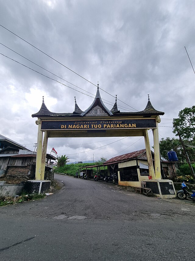 Gerbang Masuk Desa Wisata Pariangan | Foto: Wikimedia commons/syurida