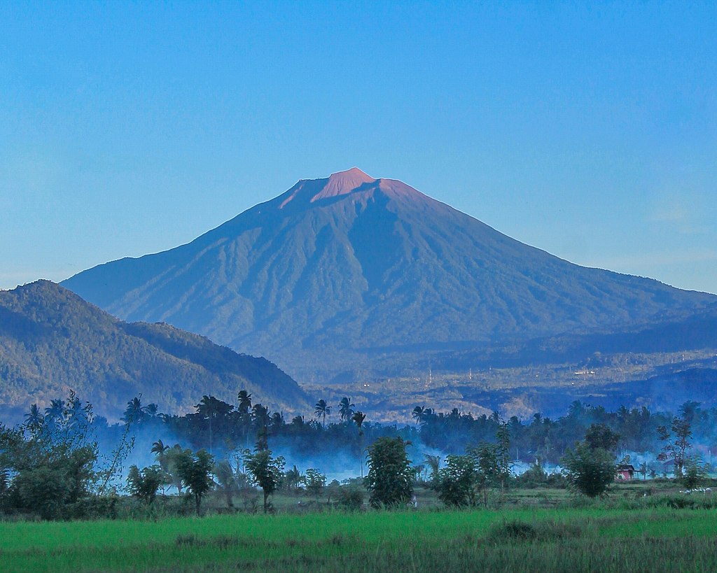 Gambar Gunung Kerinci, Gunung Tertinggi di Sumatra Bagian dari Seven Summits of Indonesia | Sumber: Wikimedia Commons @Ririsapoetra 