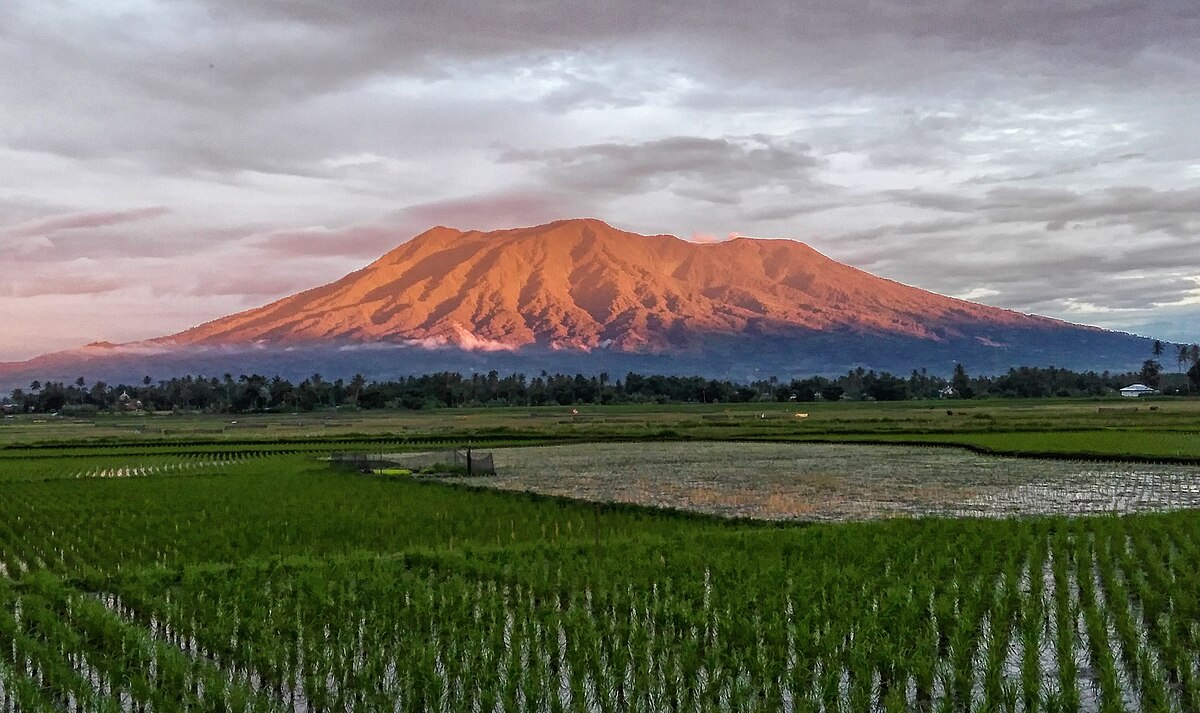 Potret Gunung Marapi Saat Senja, Salah Satu Gunung Tertinggi di Pulau Sumatra | Sumber: Wikimedia Commons @Dody.bukittinggi 
