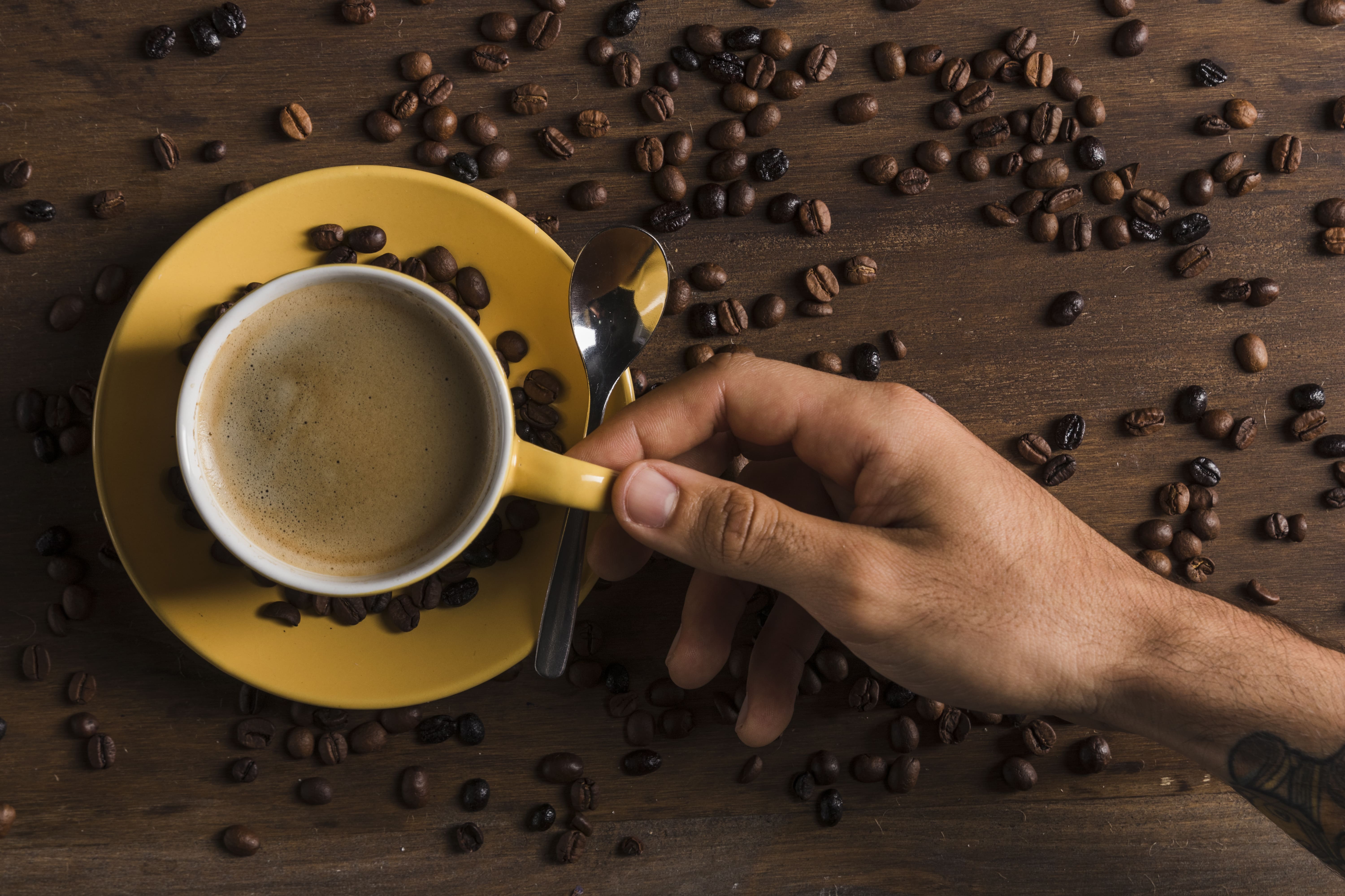 https://www.freepik.com/free-photo/hand-holding-cup-with-coffee-near-plate_4857354.htm#fromView=image_search_similar&page=1&position=1&uuid=80fa18f1-aedd-4652-8b20-e816cb09b03d&query=secangkir+kopi