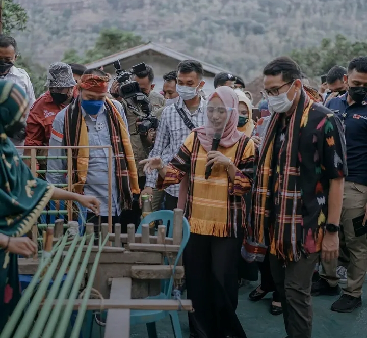 Potret kunjungan Bapak Sandiaga Uno di UKM Dina | Facebook Yuyun Kaen Tenun Bima