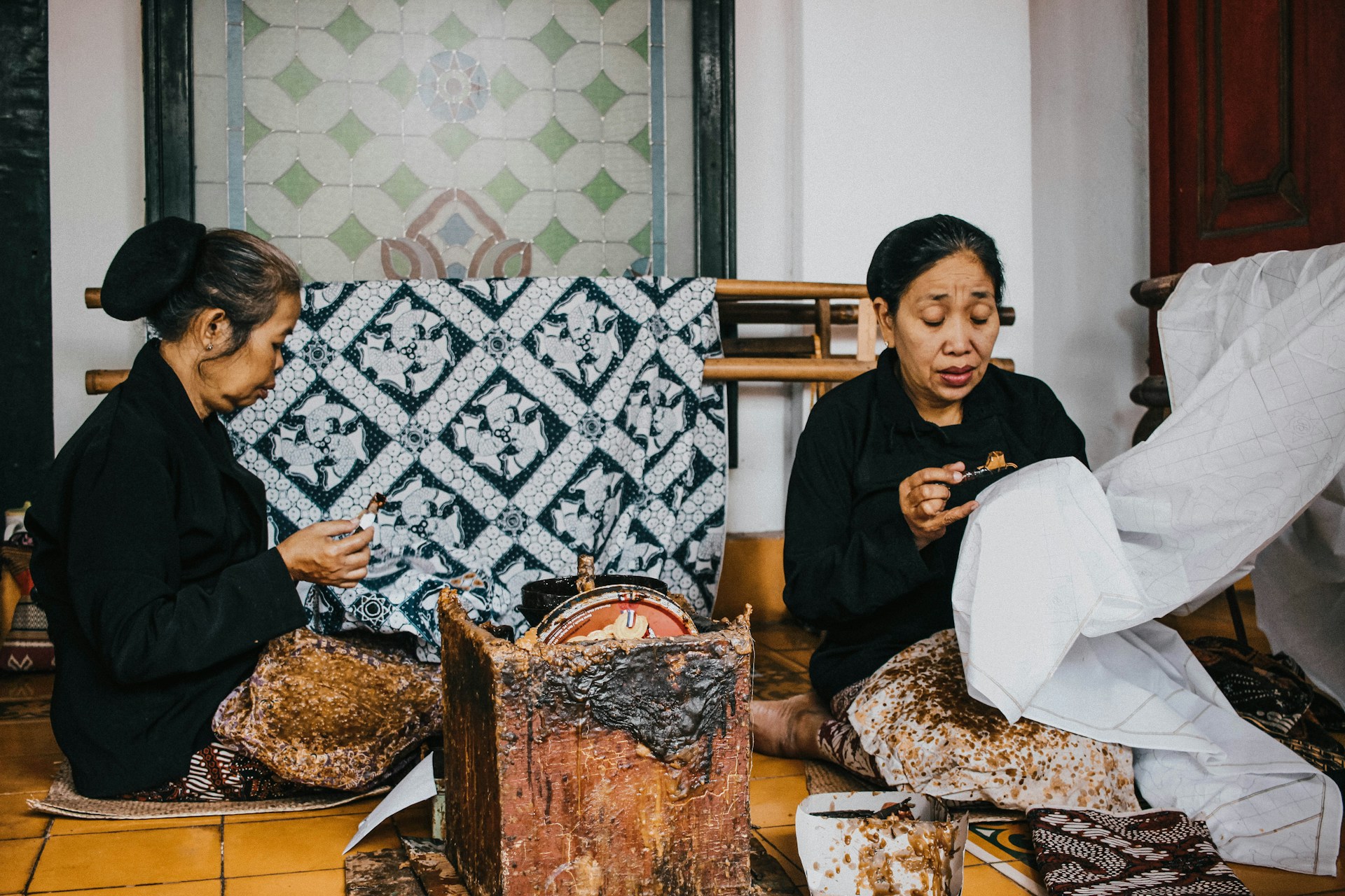 ilustrasi perajin batik