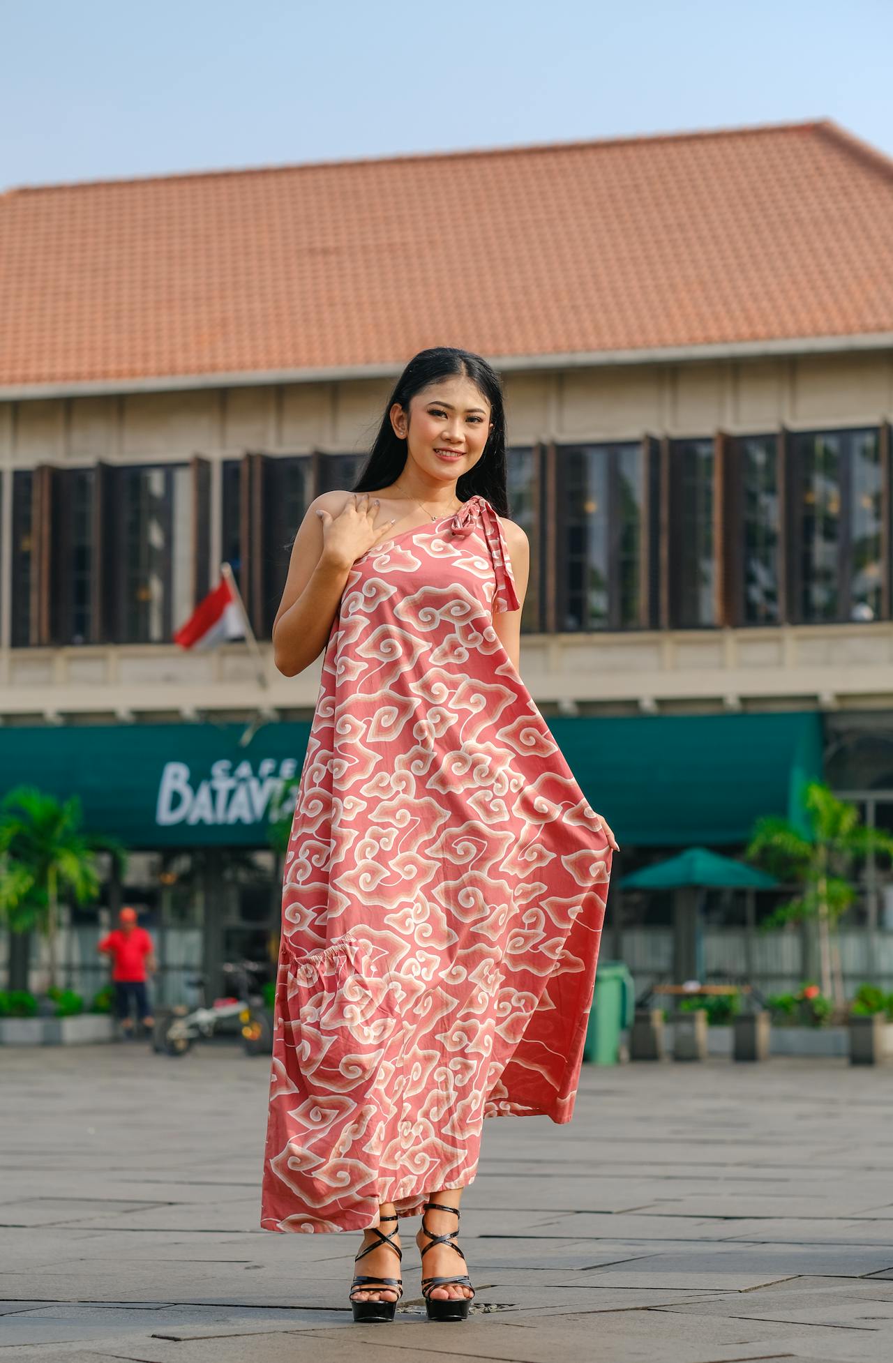 ilustrasi seorang perempuan mengenakan busana batik