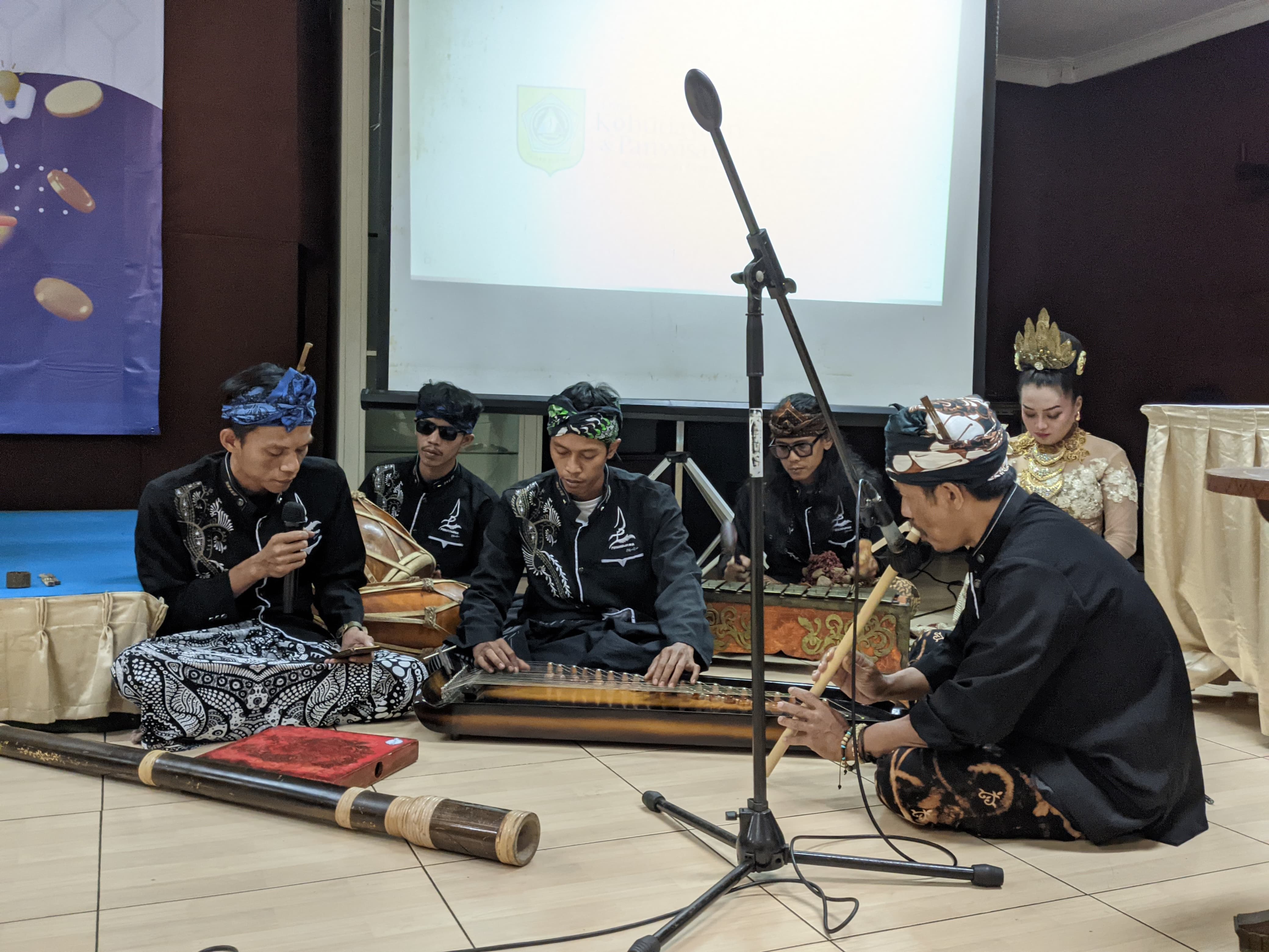 Penampilan Kelompok Musik Pharaswara Etnika pada acara Disbudpar Kabupaten Bogor. | sumber : Dok. Pribadi Belgi Alhuda