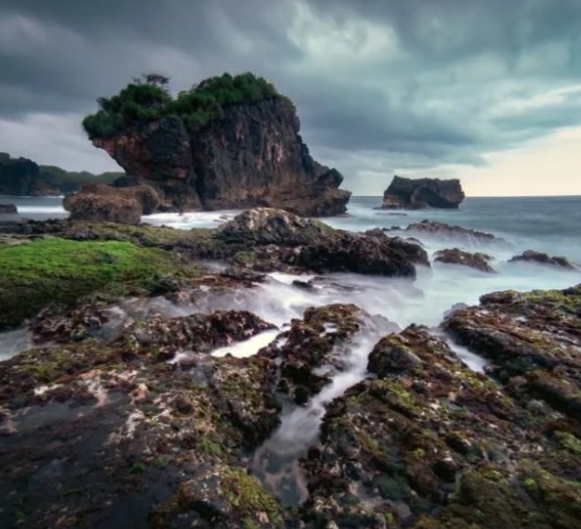 Panorama alam sekitar Pantai Pidakan | Foto: instagram/wisatapantaipidakan