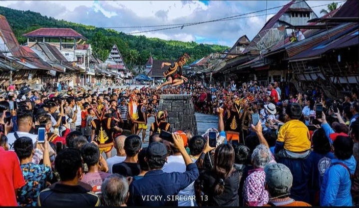 Tradisi Lompat Batu di Desa Hilisimaetano, Nias | Foto: Instagram/@desamilisimaetano