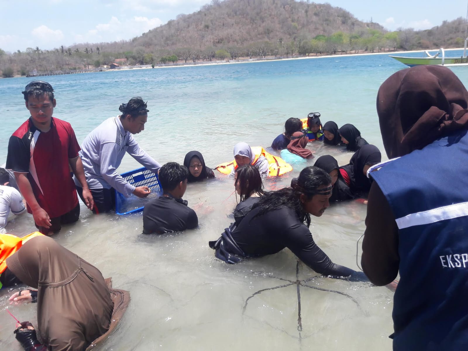 Umar Dani Memberikan Edukasi Mengenai Rehabilitasi Karang