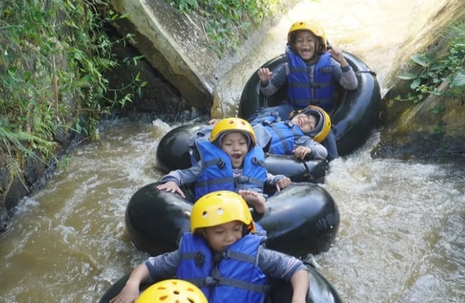 River Tubing di KBA Cisande, Sukabumi Jawa Barat | Foto: Instagram/@desawisatacisande