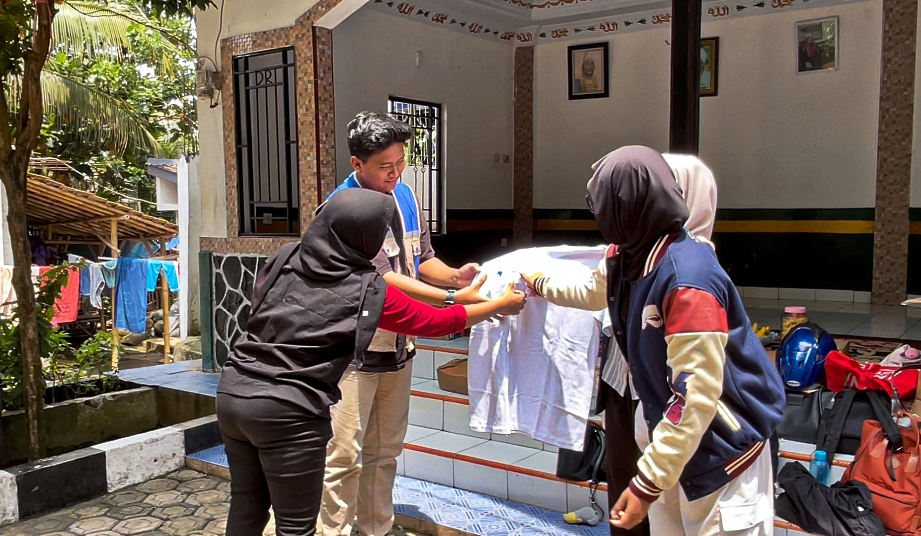 Opening Simbolik Sahabat Jiwa oleh Ketua BEM FEMA, perwakilan Humanies Project, dan perwakilan Yayasan, bersama-sama menempelkan cap jempol berwarna pada kaos bertuliskan “Sahabat Jiwa BEM FEMA X HUMANIES PROJECT” sebagai tanda dimulainya kegiatan.