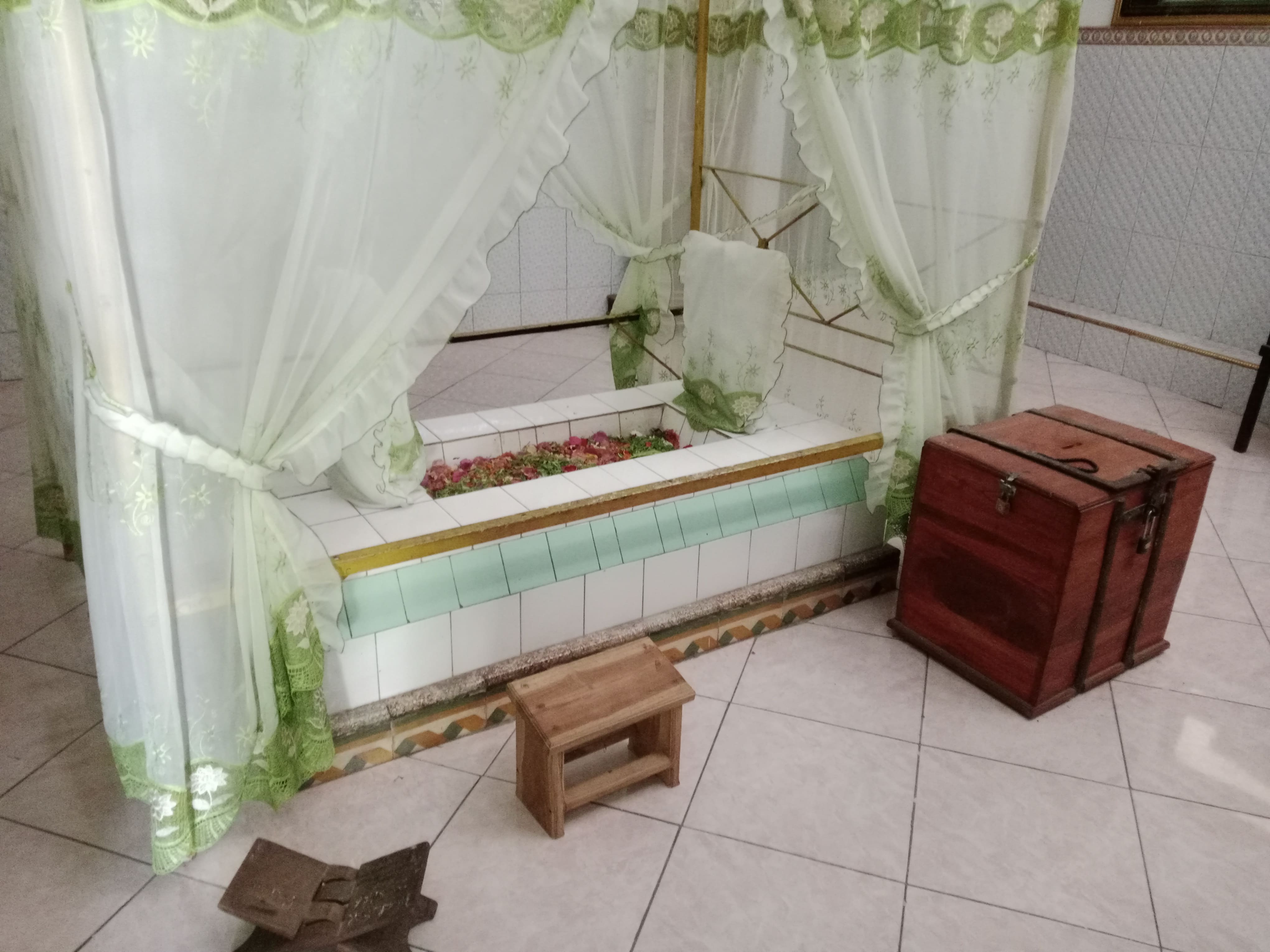 Makam Raden Imam Asy'ari di Sanggar Tradisi Ramban Kulon Dokumentasi yang diambil secara pribadi di area Sanggar Tradisi Raden Imam Asy'ari di Ramban Kulon