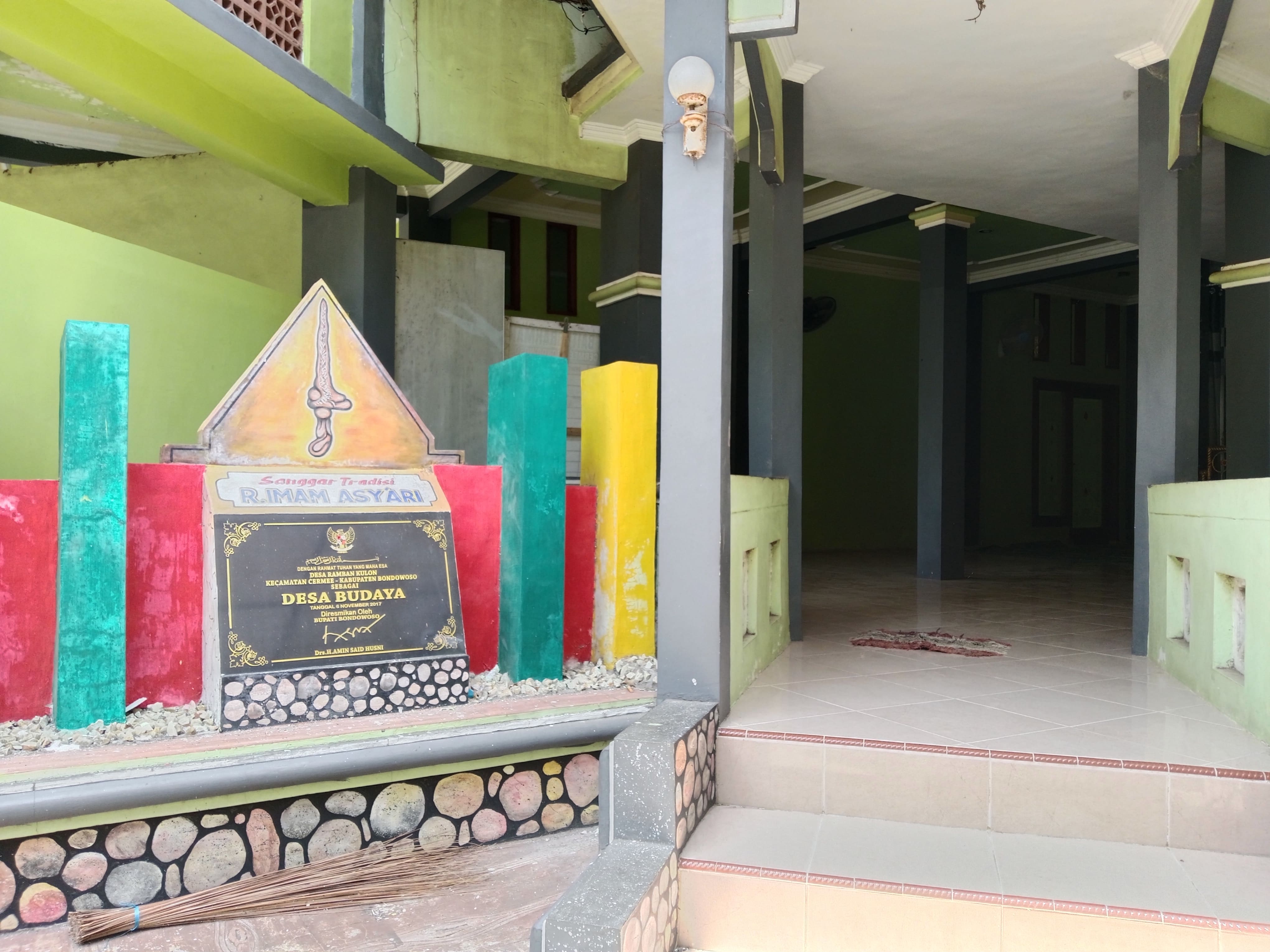 Tampak Depan Sanggar Tradisi Raden Imam Asy'ari Dokumentasi yang diambil secara pribadi untuk menunjukkan suasana Sanggar Tradisi Raden Imam Asy'ari yang mewadahi berbagai tradisi di Ramban Kulon