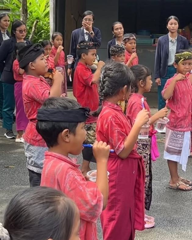 Edukasi cara menyikat gigi yang sehat (Gerakan Gigi Bali Sehat) | Foto: Instagram/@gigibalisehat